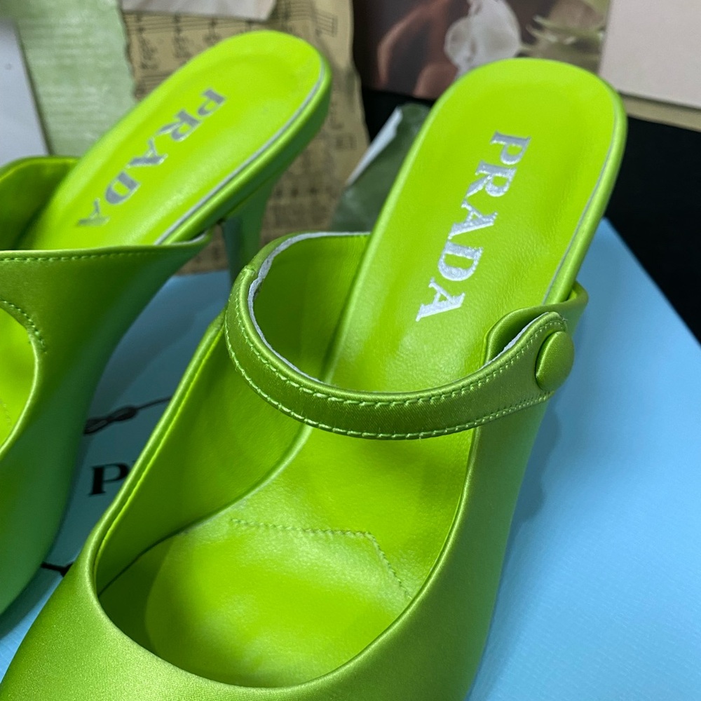 PRADA Green Heel - Pointed Toe w/Signature Buckle - Picture 5 of 5